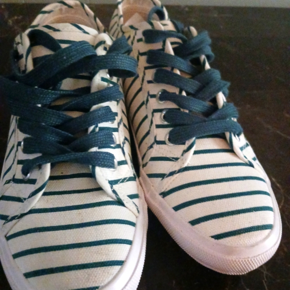 Avon size 7 blue stripe shoes